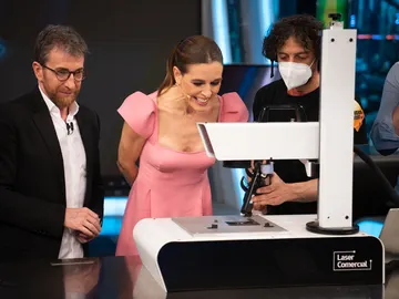 Raquel Sánchez Silva consigue una tarjeta exclusiva de 'El Hormiguero 3.0' con la ciencia láser de Marron Raquel Sánchez Silva consigue una tarjeta exclusiva de 'El Hormiguero 3.0' con la ciencia láser de Marron