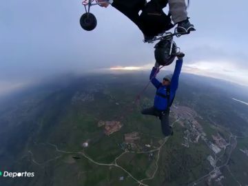 La última aventura del montañero Carlos Suárez: se deja caer desde un paramotor a 1.000 metros de altura