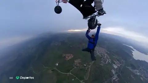La última aventura del montañero Carlos Suárez: se deja caer desde un paramotor a 1.000 metros de altura La última aventura del montañero Carlos Suárez: se deja caer desde un paramotor a 1.000 metros de altura