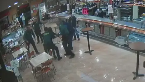 Una mujer a punto de morir ahogada tras atragantarse Una mujer a punto de morir ahogada tras atragantarse