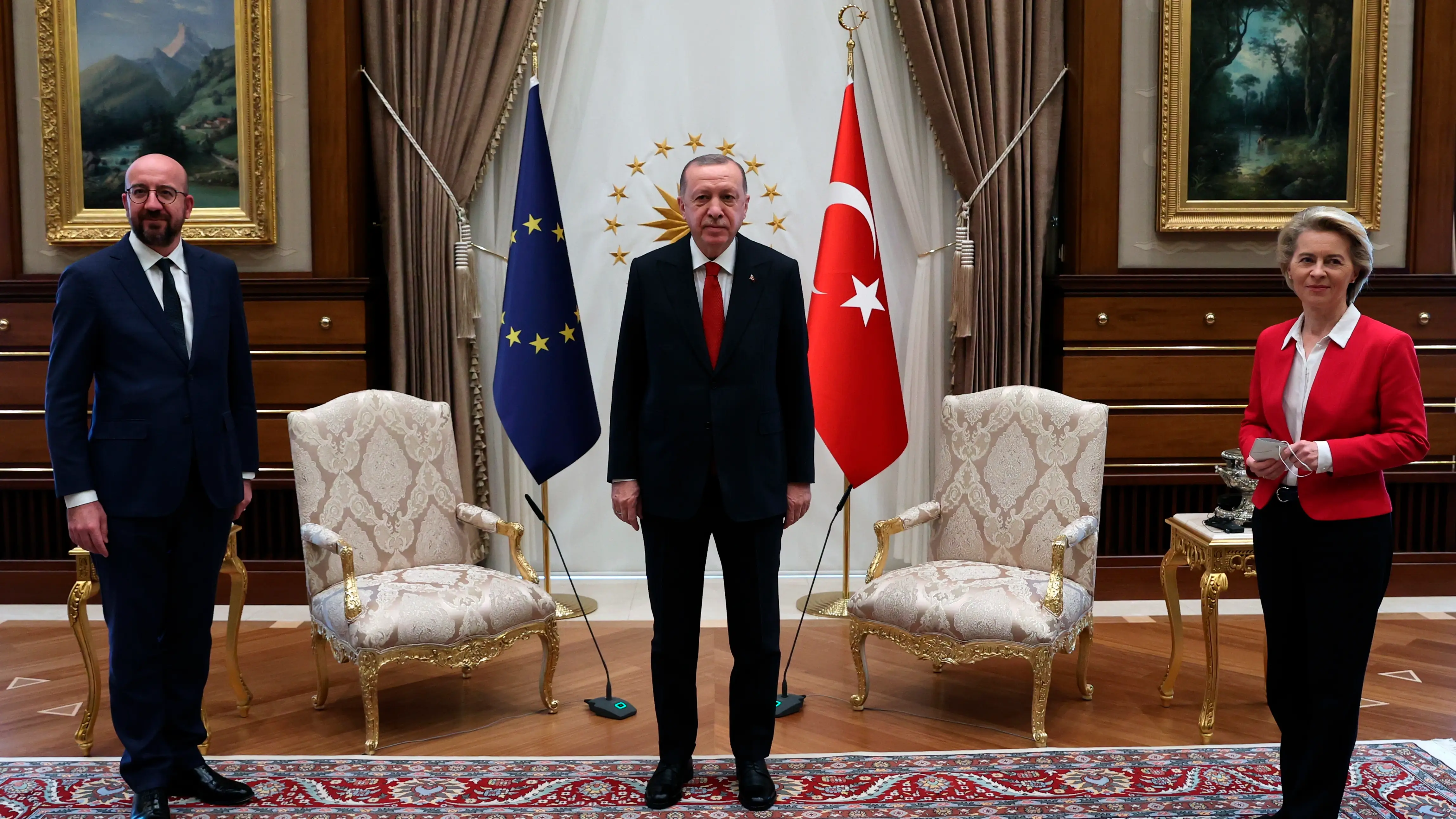 Charles Michel, Recep Tayyip Erdoğan y Ursula Von der Leyen Charles Michel, Recep Tayyip Erdoğan y Ursula Von der Leyen