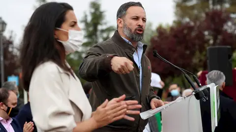 El presidente de Vox, Santiago Abascal, y la candidata a la Comunidad de Madrid, Rocío Monasterio, asisten a un acto de precampaña en Vicálvaro. El presidente de Vox, Santiago Abascal, y la candidata a la Comunidad de Madrid, Rocío Monasterio, asisten a un acto de precampaña en Vicálvaro.