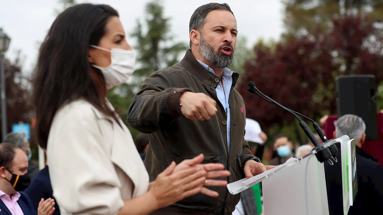 El presidente de Vox, Santiago Abascal, y la candidata a la Comunidad de Madrid, Roc&iacute;o Monasterio, asisten a un acto de precampa&ntilde;a en Vic&aacute;lvaro.