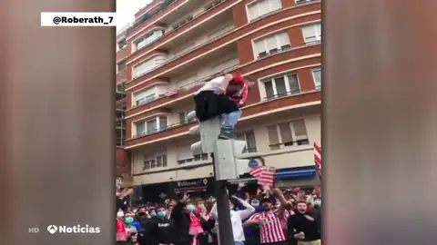 El aficionado del Athletic que cayó desde un semáforo antes de la final de Copa se encuentra ingresado con una perforación en el pulmón El aficionado del Athletic que cayó desde un semáforo antes de la final de Copa se encuentra ingresado con una perforación en el pulmón