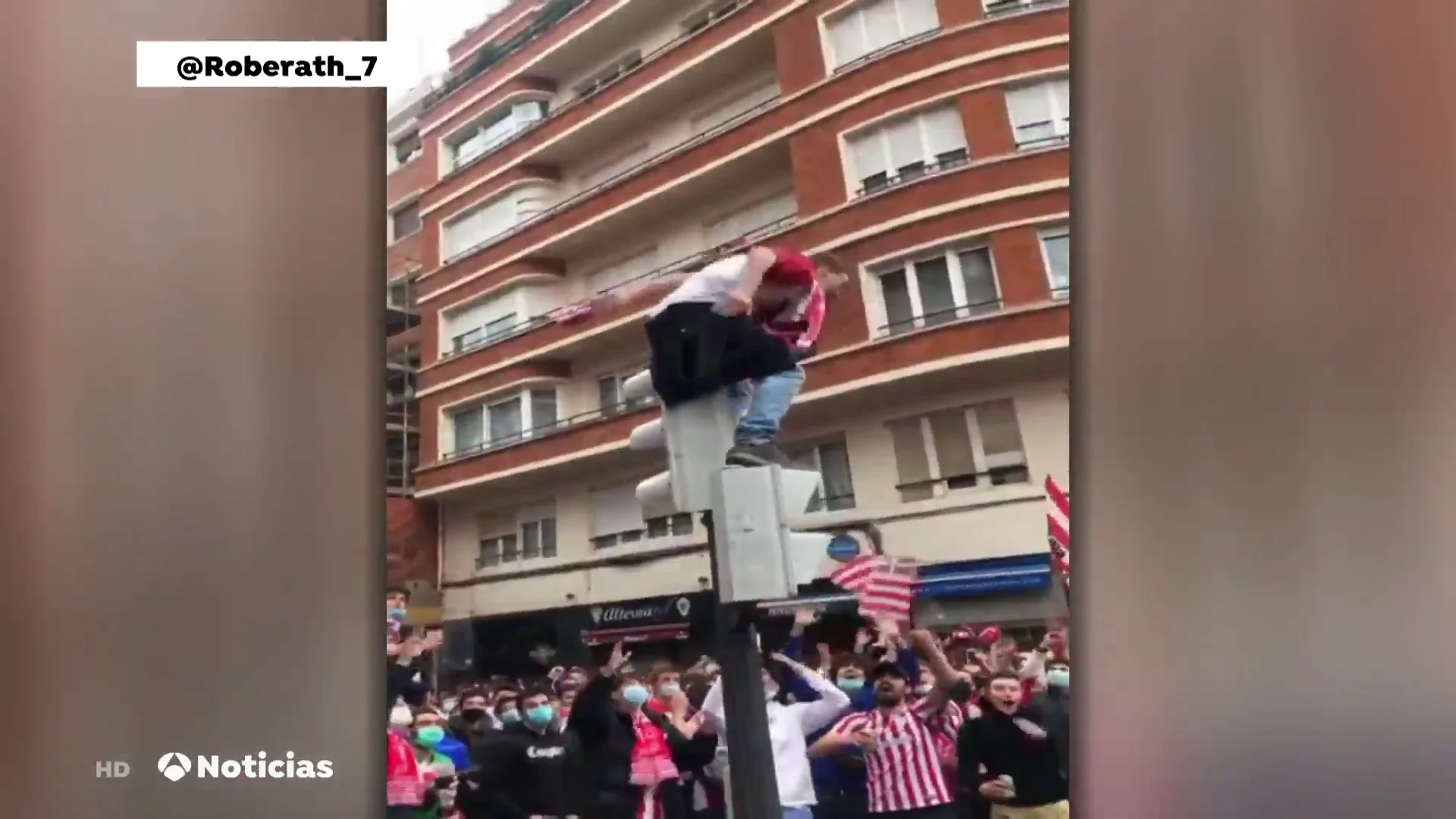 El aficionado del Athletic que cay&oacute; desde un sem&aacute;foro antes de la final de Copa se encuentra ingresado con una perforaci&oacute;n en el pulm&oacute;n