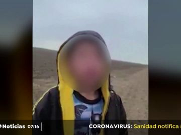 Desoladora imagen de un niño que llora desconsolado y pide ayuda tras haber sido abandonado en la frontera de EEUU