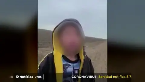Desoladora imagen de un niño que llora desconsolado y pide ayuda tras haber sido abandonado en la frontera de EEUU Desoladora imagen de un niño que llora desconsolado y pide ayuda tras haber sido abandonado en la frontera de EEUU