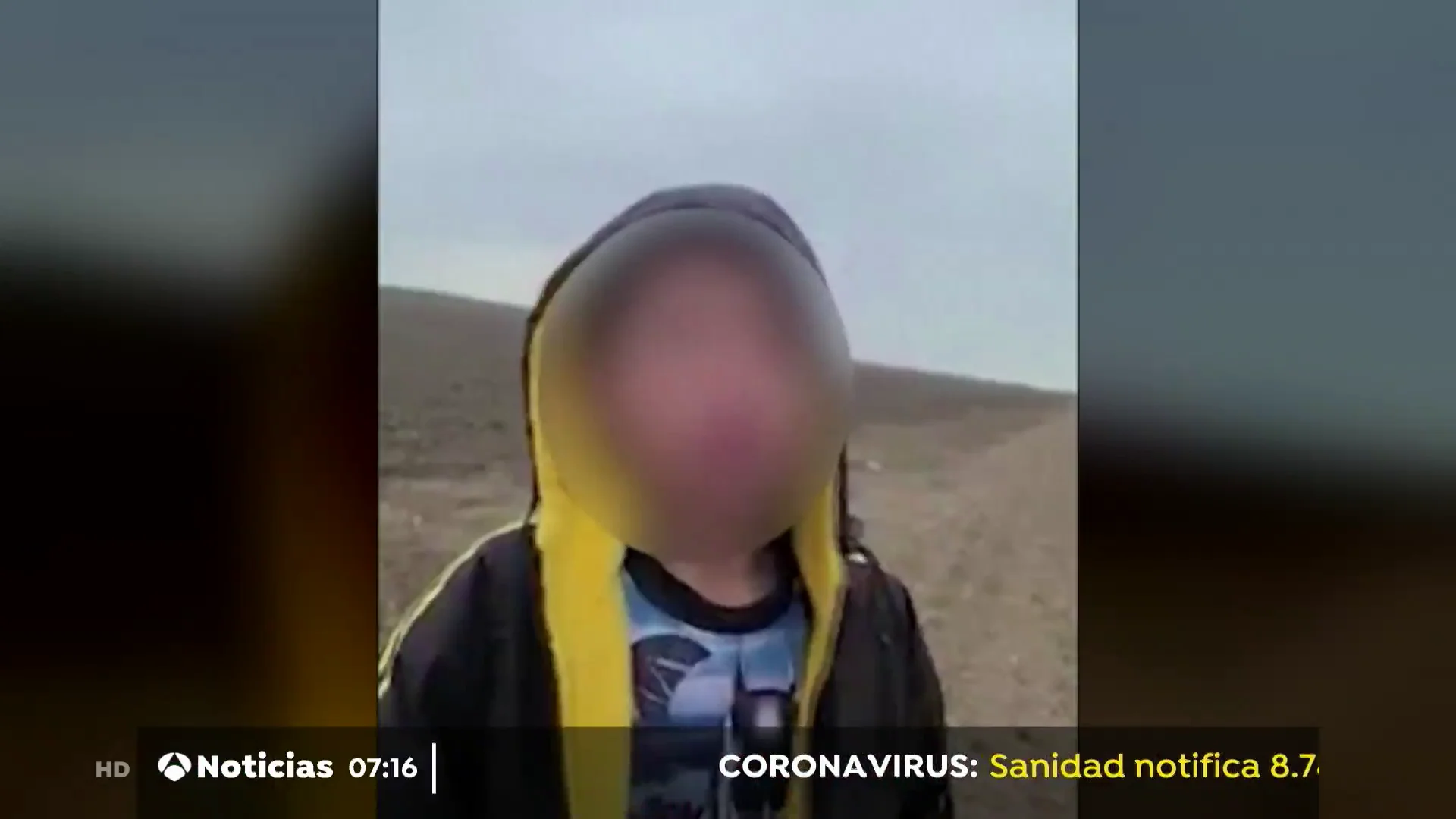 Desoladora imagen de un niño que llora desconsolado y pide ayuda tras haber sido abandonado en la frontera de EEUU Desoladora imagen de un niño que llora desconsolado y pide ayuda tras haber sido abandonado en la frontera de EEUU