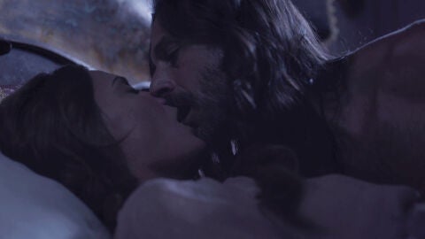 Enrique abusa de Amelia durante la noche en Castamar