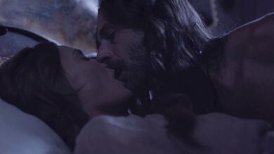 Enrique abusa de Amelia durante la noche en Castamar