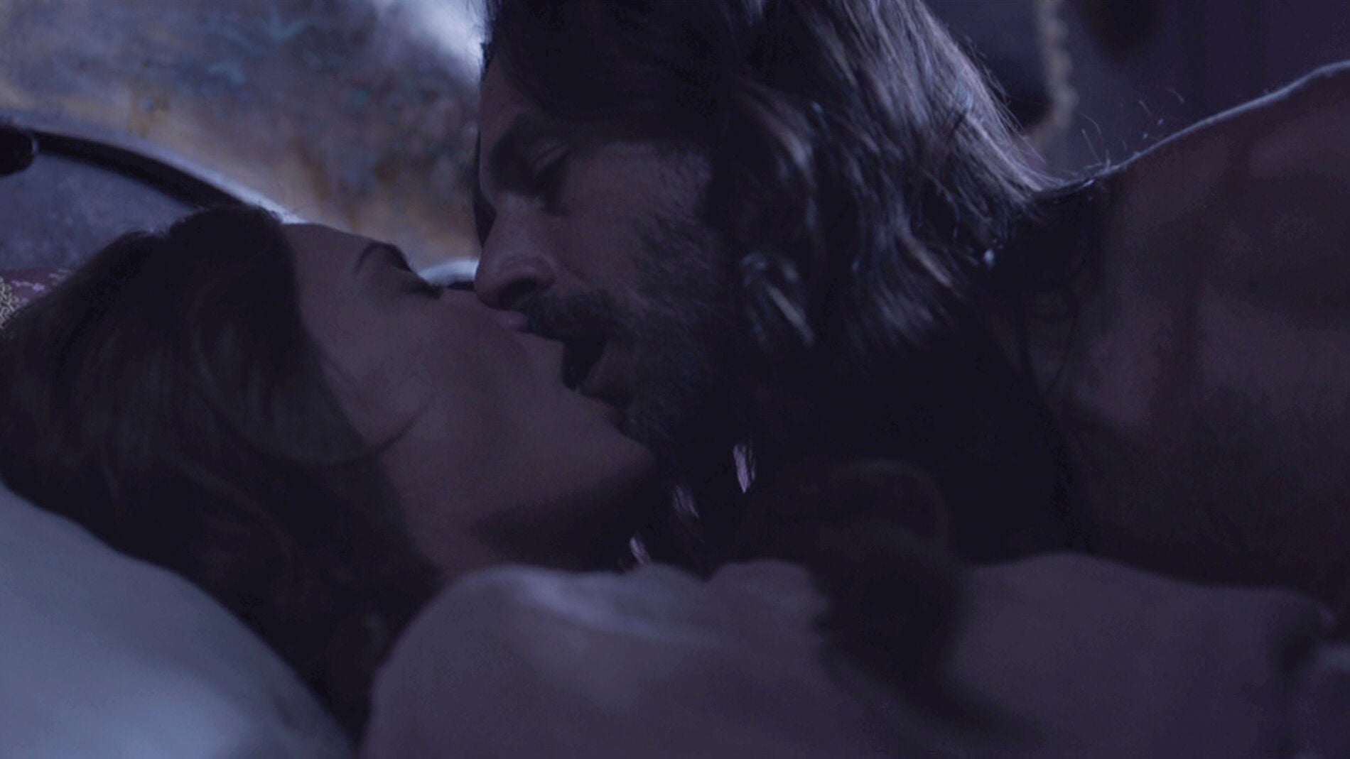 Enrique abusa de Amelia durante la noche en Castamar