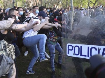 Policía y manifestantes se enfrentan en Vallecas durante el mitin de Vox