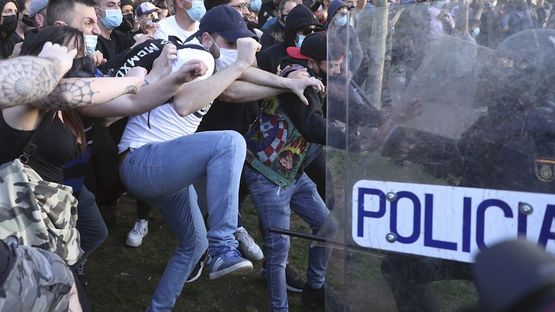 Policía y manifestantes se enfrentan en Vallecas durante el mitin de Vox