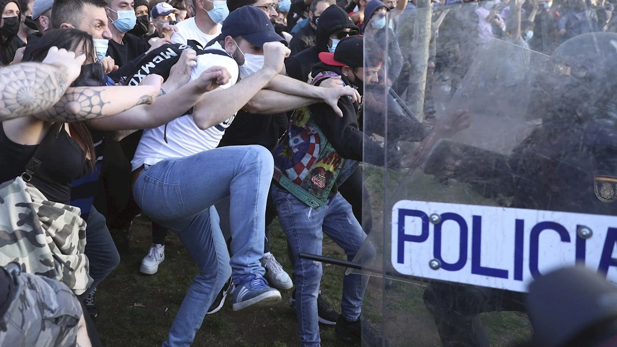 Policía y manifestantes se enfrentan en Vallecas durante el mitin de Vox Policía y manifestantes se enfrentan en Vallecas durante el mitin de Vox