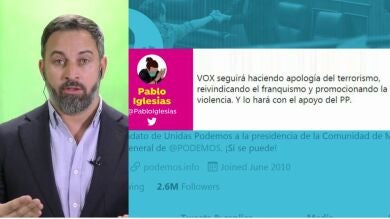 Santiago Abascal, con un adoquín de los que lanzaron en el mitin de Vallecas: 