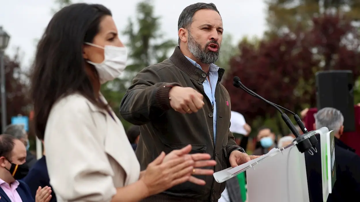  Cr&eacute;dito: EFE Fuente: EFE Autor: Rodrigo Jim&eacute;nez Tem&aacute;tica: Justicia e interior &raquo; Criminalidad/sucesos El l&iacute;der de VOX, Santiago Abascal (d), en el acto de presentaci&oacute;n de la candidatura de Roc&iacute;o Monasterio (i) en Puente de Vallecas