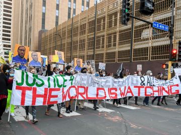 Protesta en Minneapolis durante el primer día de juicio contra Derek Chauvin por la muerte de George Floyd