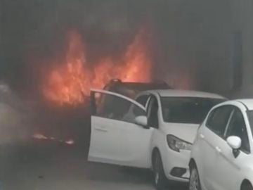 Un hombre arriesga su vida para salvar a un coche de las llamas en Cádiz