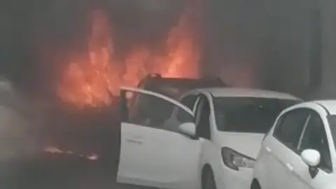 Un hombre arriesga su vida para salvar a un coche de las llamas en Cádiz Un hombre arriesga su vida para salvar a un coche de las llamas en Cádiz