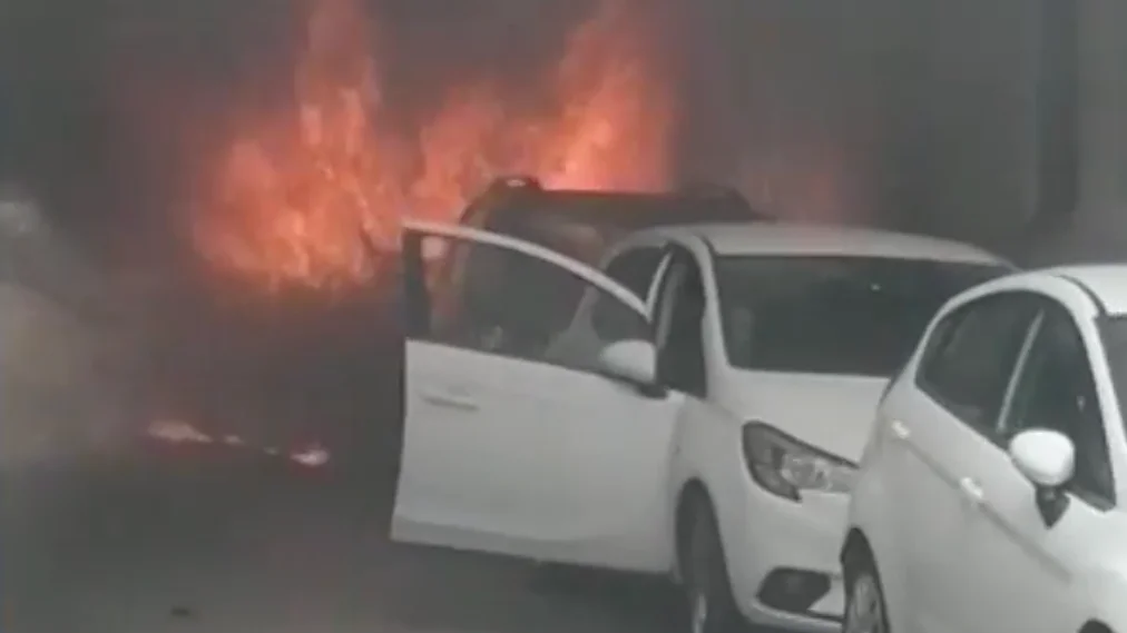 Un hombre arriesga su vida para salvar a un coche de las llamas en Cádiz Un hombre arriesga su vida para salvar a un coche de las llamas en Cádiz