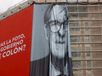 Un cartel electoral gigante del candidato del PSOE a la Presidencia de la Comunidad de Madrid, Ángel Gabilondo