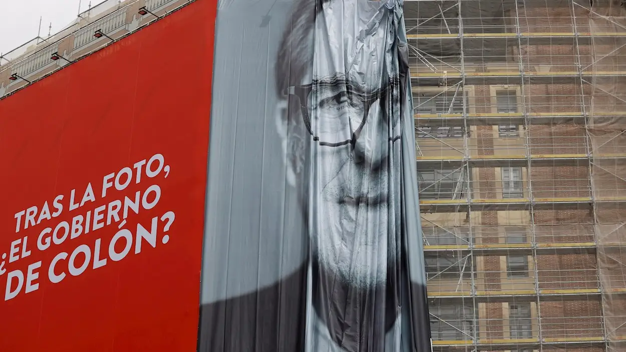 Un cartel electoral gigante del candidato del PSOE a la Presidencia de la Comunidad de Madrid, Ángel Gabilondo Un cartel electoral gigante del candidato del PSOE a la Presidencia de la Comunidad de Madrid, Ángel Gabilondo