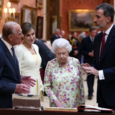 Los Reyes de España junto al Duque de Edimburgo y la reina Isabel II