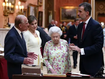 Los Reyes de España junto al Duque de Edimburgo y la reina Isabel II Los Reyes de España junto al Duque de Edimburgo y la reina Isabel II