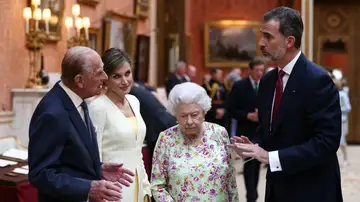 Los Reyes de España junto al Duque de Edimburgo y la reina Isabel II
