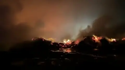 Los bomberos de Palma de Mallorca siguen trabajando en el incendio declarado en Son Reus Los bomberos de Palma de Mallorca siguen trabajando en el incendio declarado en Son Reus