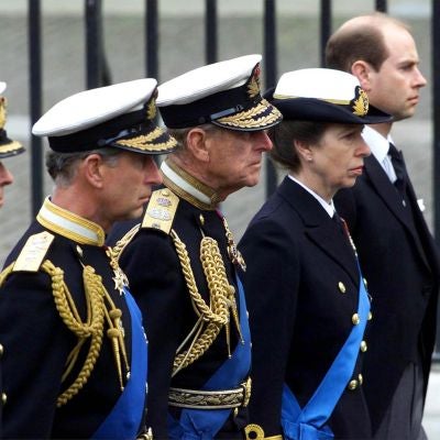 El duque de Edimburgo junto a sus hijos