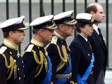 El duque de Edimburgo junto a sus hijos El duque de Edimburgo junto a sus hijos