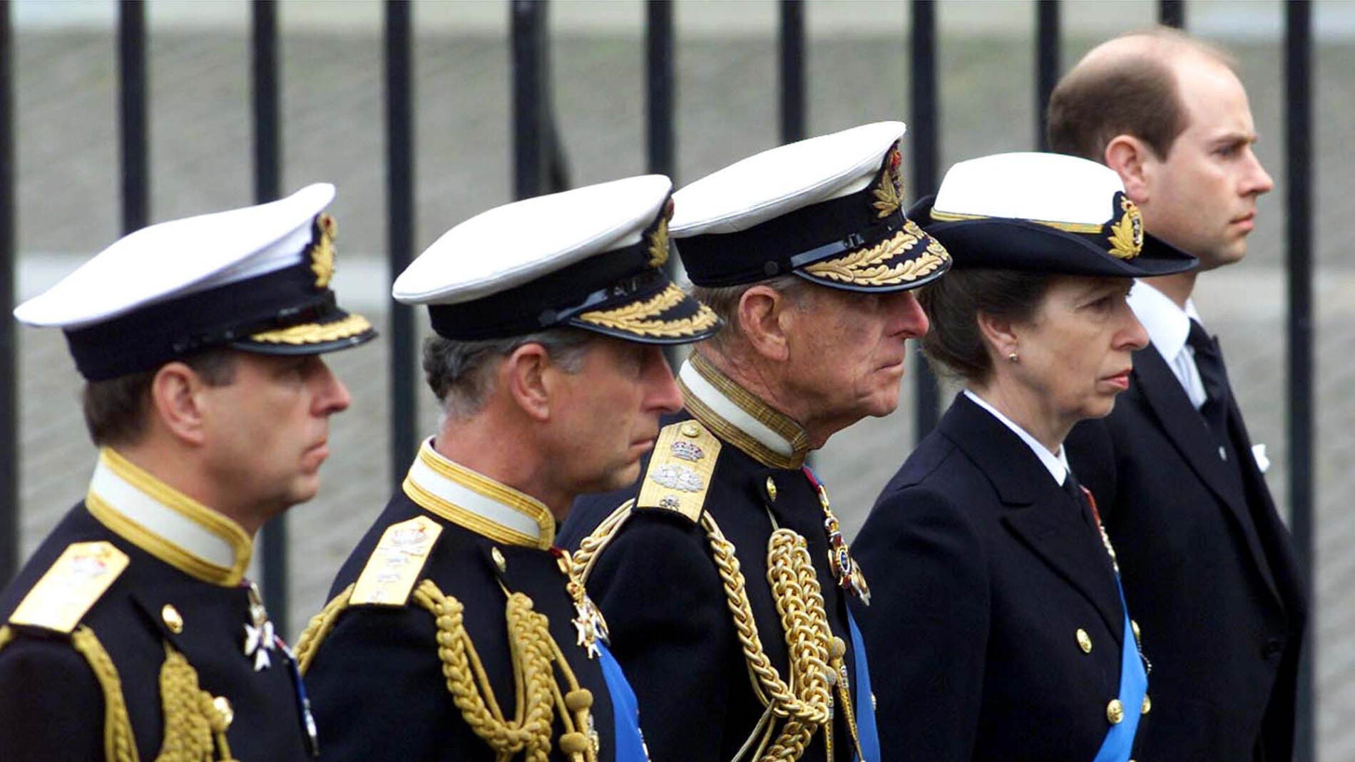 El duque de Edimburgo junto a sus hijos 