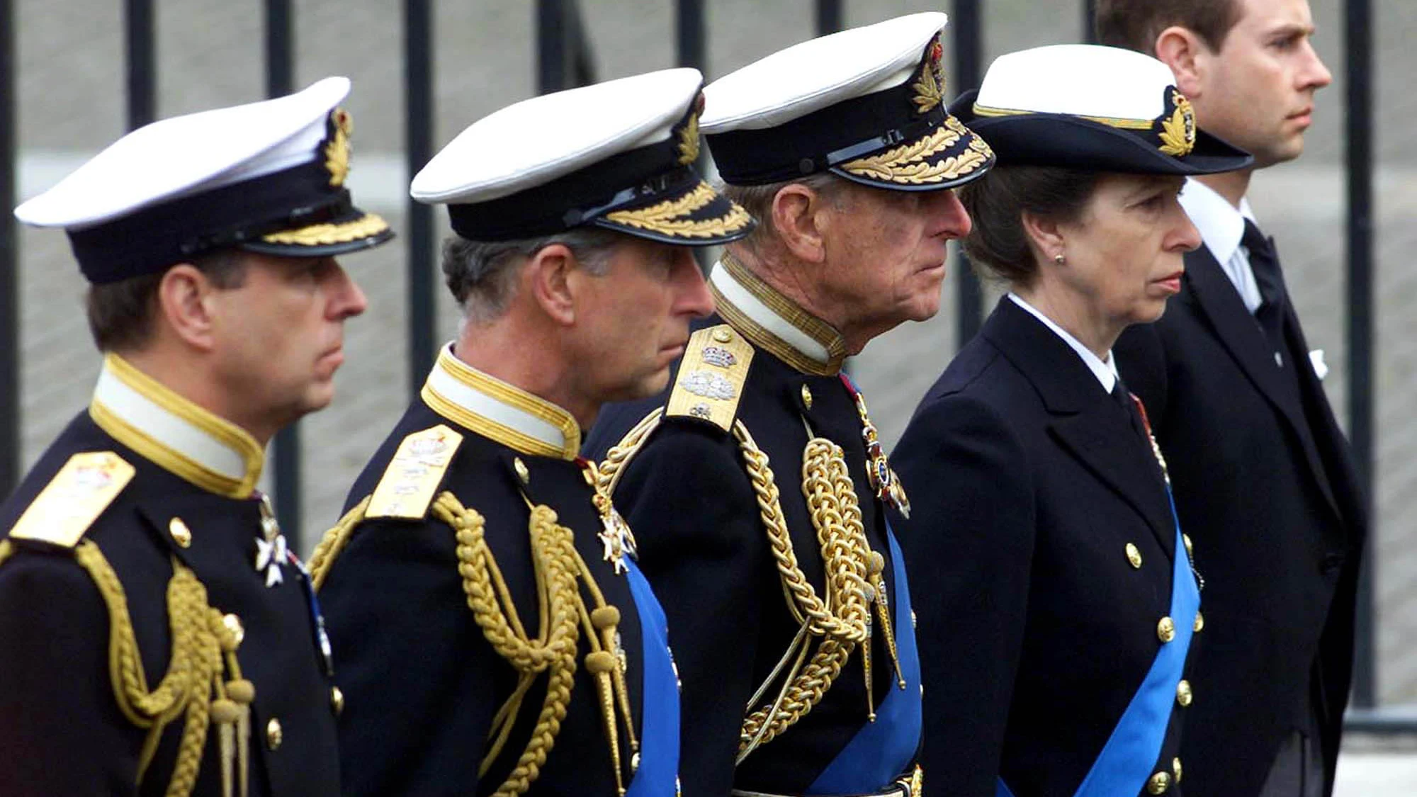 El duque de Edimburgo junto a sus hijos El duque de Edimburgo junto a sus hijos