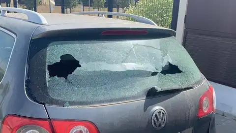 Un niño deja una nota para disculparse tras romper el cristal de un coche y se hace Un niño deja una nota para disculparse tras romper el cristal de un coche y se hace