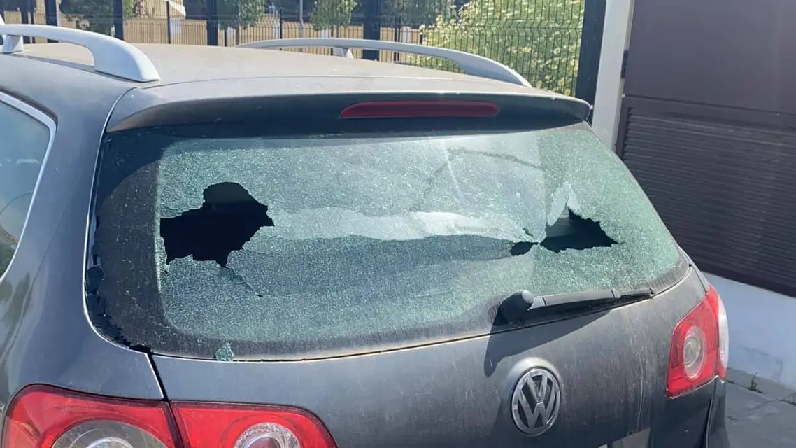 Un ni&ntilde;o deja una nota para disculparse tras romper el cristal de un coche y se hace 