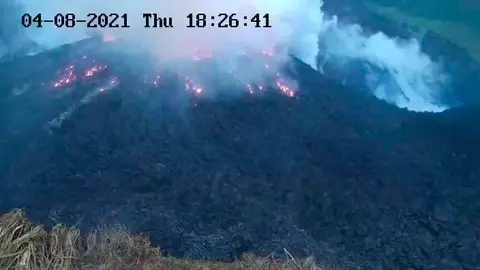 La isla caribeña de San Vicente es evacuada por la erupción del volcán La Soufriere La isla caribeña de San Vicente es evacuada por la erupción del volcán La Soufriere