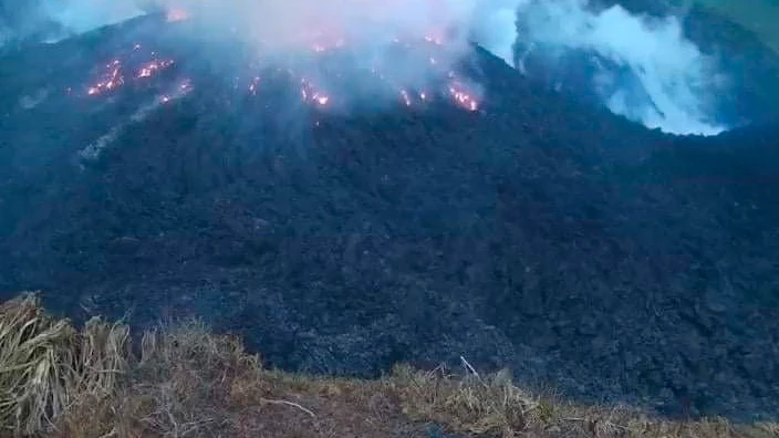 La isla caribeña de San Vicente es evacuada por la erupción del volcán La Soufriere La isla caribeña de San Vicente es evacuada por la erupción del volcán La Soufriere