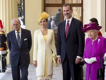 Los Reyes de España, Felipe VI (2d) y Letizia (2i), junto a la reina Isabel II (d) y su marido, el duque de Edimburgo (i), que ha fallecido hoy a los 99 años. Los Reyes de España, Felipe VI (2d) y Letizia (2i), junto a la reina Isabel II (d) y su marido, el duque de Edimburgo (i), que ha fallecido hoy a los 99 años.