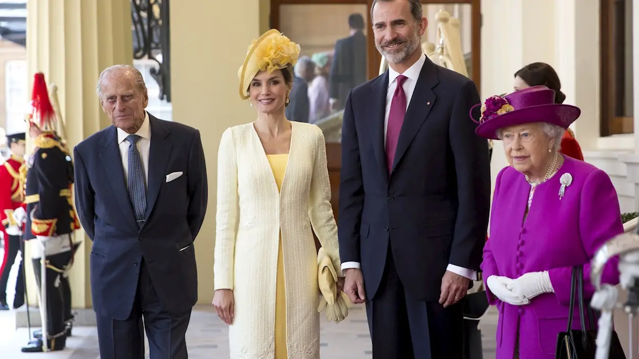 Los Reyes de Espa&ntilde;a, Felipe VI (2d) y Letizia (2i), junto a la reina Isabel II (d) y su marido, el duque de Edimburgo (i), que ha fallecido hoy a los 99 a&ntilde;os.
