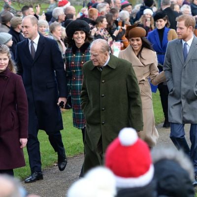 El duque de Edimburgo junto a sus nietos y las esposa de estos