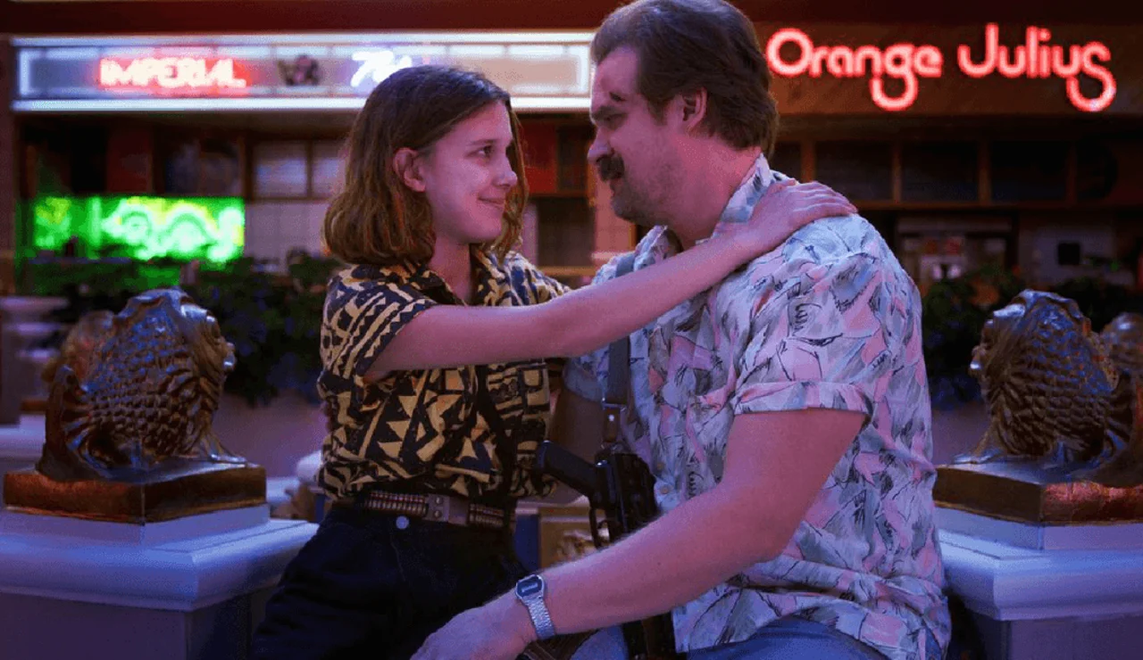 Millie Bobby Brown y David Harbour en 'Stranger Things'