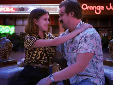 Millie Bobby Brown y David Harbour en 'Stranger Things' Millie Bobby Brown y David Harbour en 'Stranger Things'