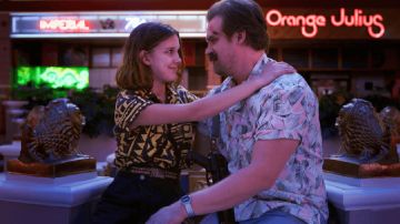 Millie Bobby Brown y David Harbour en 'Stranger Things' Millie Bobby Brown y David Harbour en 'Stranger Things'