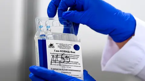 Técnicos de la EMA vistan Moscú para homologar el uso de la vacuna en la Unión Europea Técnicos de la EMA vistan Moscú para homologar el uso de la vacuna en la Unión Europea