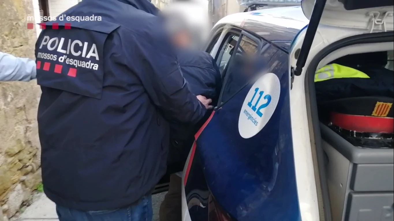 Detenido el líder de una secta que se hacía llamar 'maestro iluminado' por abusos sexuales en Barcelona Detenido el líder de una secta que se hacía llamar 'maestro iluminado' por abusos sexuales en Barcelona