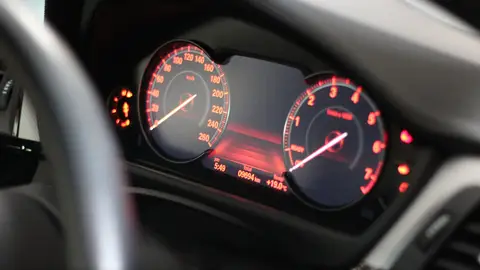 Un hombre se sube al techo de su coche en marcha para bailar en Albacete Un hombre se sube al techo de su coche en marcha para bailar en Albacete