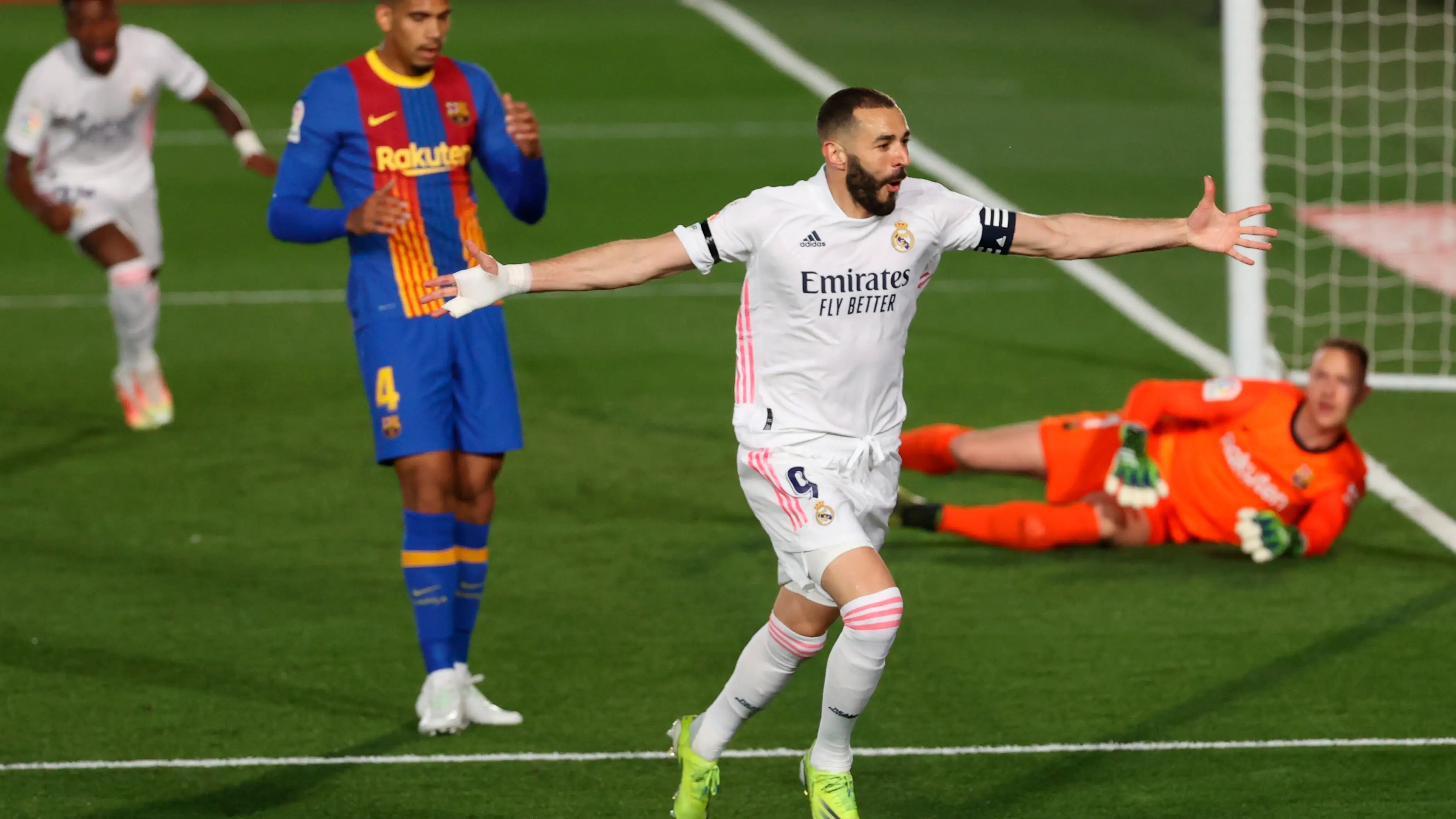 Un Real Madrid plet&oacute;rico vence al Barcelona y se pone l&iacute;der moment&aacute;neo de la Liga Santander