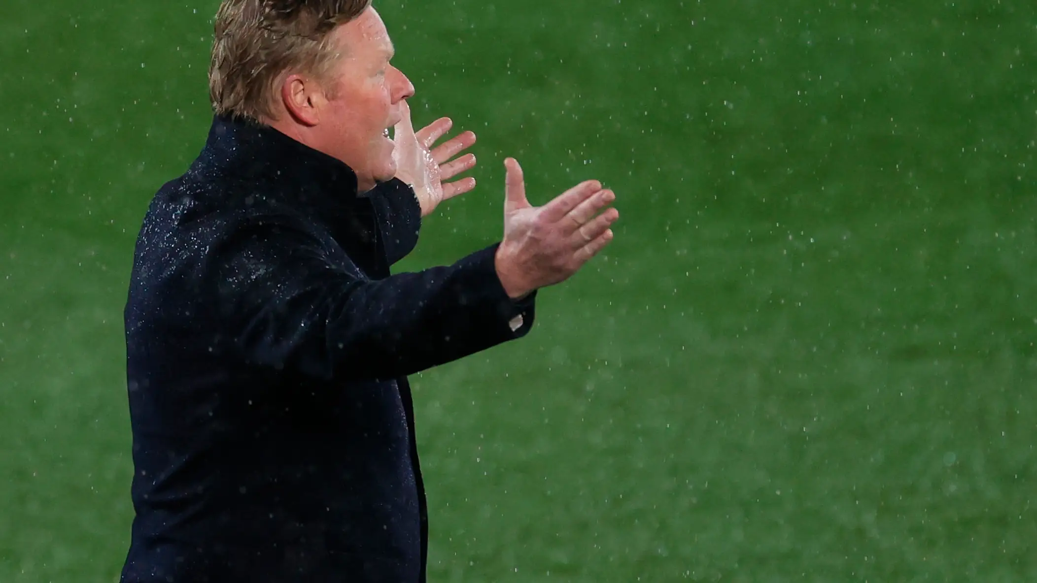 Koeman, indignado tras el Clásico: "El penalti fue clarísimo pero tenemos que aceptarlo y callarnos" Koeman, indignado tras el Clásico: "El penalti fue clarísimo pero tenemos que aceptarlo y callarnos"