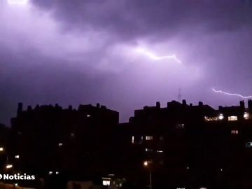 Un hombre, en estado grave al atravesarle un rayo mientras se refugiaba de la lluvia en Madrid